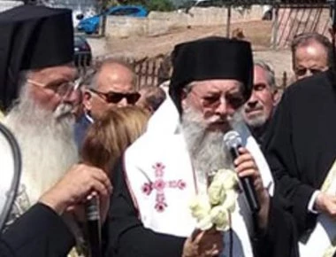 Στιγμές συγκίνησης στο Μάτι - Έριξαν λευκά τριαντάφυλλα στη θάλασσα στο μνημόσυνο των πυρόπληκτων